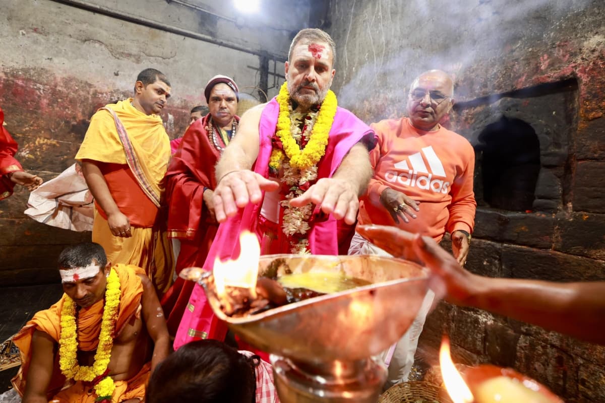 PHOTOS: राहुल गांधी ने की देवघर में बाबा बैद्यनाथ की पूजा-अर्चना, लोगों ने लगाए मोदी-मोदी के नारे