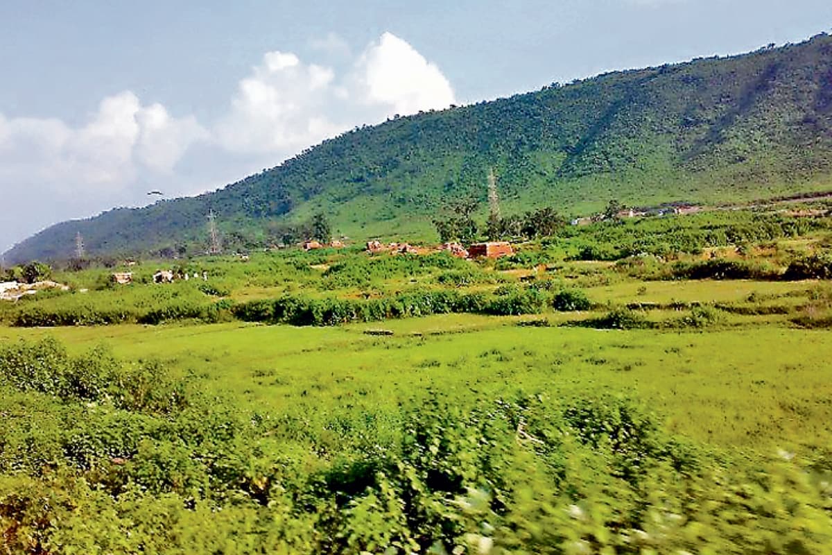 पाकुड़ : ट्रेलर ने दो लोगों को रौंदा, दोनों की मौत, गुस्साए ग्रामीणों ने किया सड़क जाम
