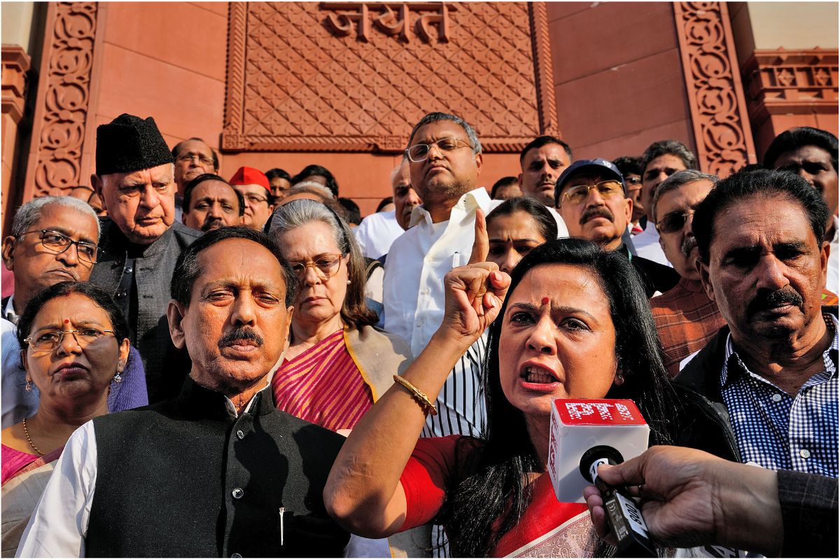 महुआ मोइत्रा के खिलाफ एफआईआर दर्ज करने की तैयारी में सीबीआई, लोकसभा सचिवालय से मांगी एथिक्स कमेटी की रिपोर्ट