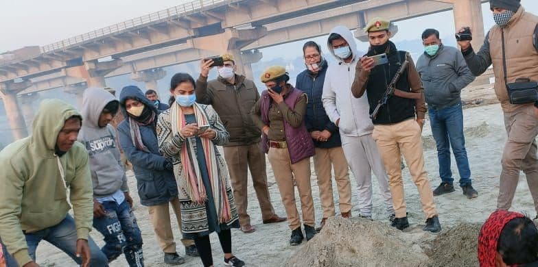 Unnao Case: उन्नाव केस में 37 घंटे तक चलती रही राजनीति, दोबारा पोस्टमार्टम के बाद फिर से दफनाया गया शव Unnao Case: उन्नाव केस में 37 घंटे तक चलती रही राजनीति, दोबारा पोस्टमार्टम के बाद फिर से दफनाया गया शव