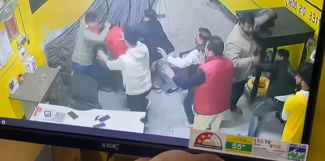 आगरा: लेनदेन को लेकर सीमेंट व्यापारी के प्रतिष्ठान में घुसकर जानलेवा हमला, वीडियो वायरल, जांच में जुटी पुलिस आगरा: लेनदेन को लेकर सीमेंट व्यापारी के प्रतिष्ठान में घुसकर जानलेवा हमला, वीडियो वायरल, जांच में जुटी पुलिस