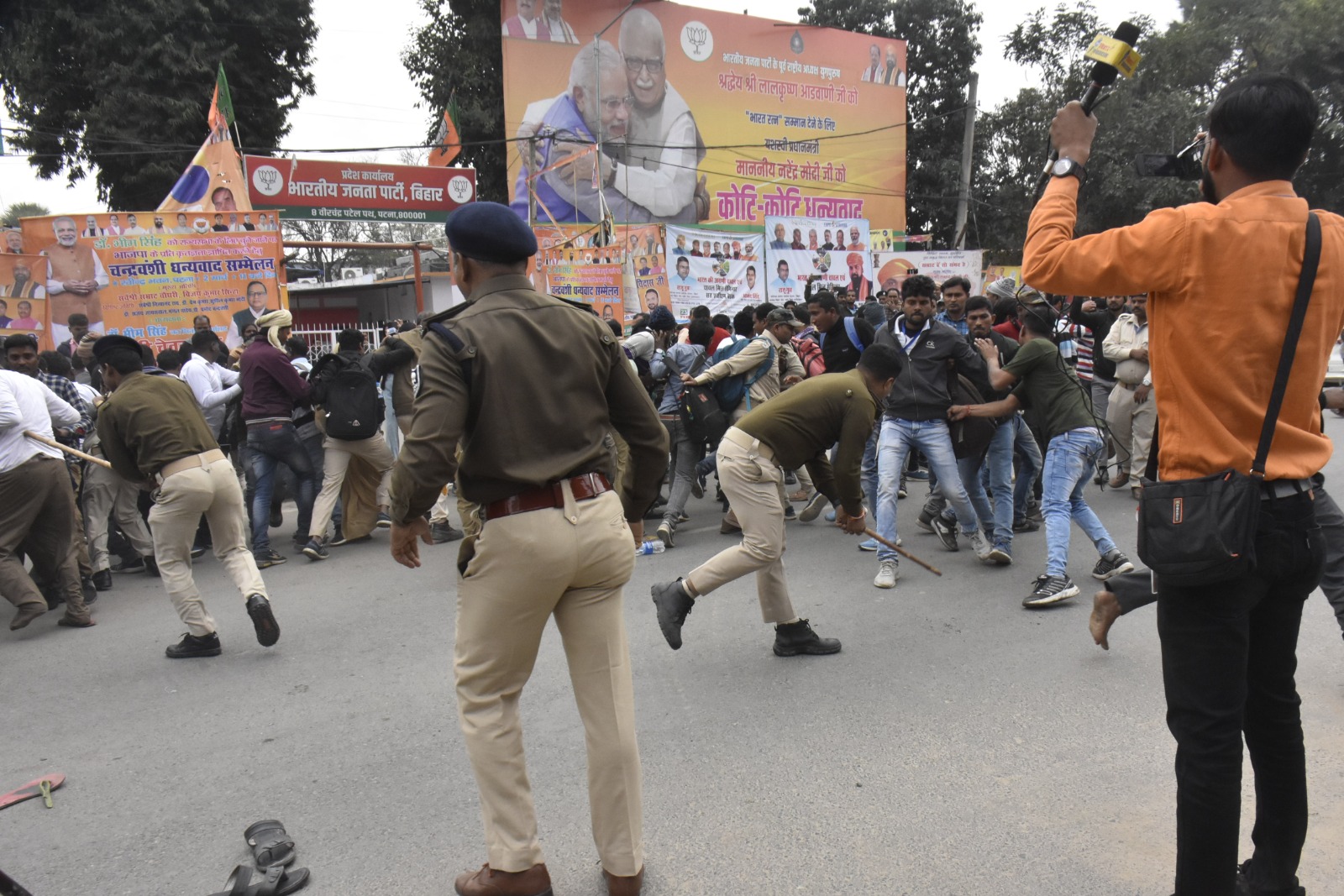 पटना में ग्राम रक्षा दल के सदस्यों पर लाठीचार्ज, BJP दफ्तर के बाहर अपनी मांगों को लेकर प्रदर्शन कर रहे थे पुलिस मित्र पटना में ग्राम रक्षा दल के सदस्यों पर लाठीचार्ज, BJP दफ्तर के बाहर अपनी मांगों को लेकर प्रदर्शन कर रहे थे पुलिस मित्र