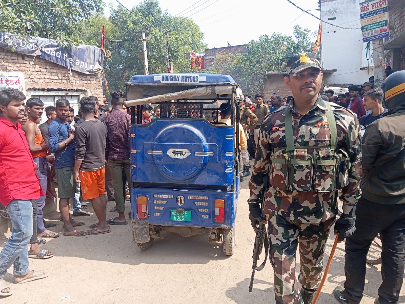 गया में बालू माफियाओं और ग्रामीणों के बीच झड़प, पथराव और गोलीबारी में तीन घायल गया में बालू माफियाओं और ग्रामीणों के बीच झड़प, पथराव और गोलीबारी में तीन घायल