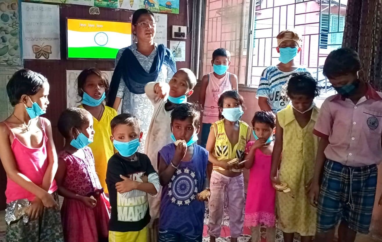 रियल लाइफ की गीता मां, भीख मांगने वाले बच्चों की बदली किस्मत, खाने के साथ पढ़ाई का उठाया बीड़ा रियल लाइफ की गीता मां, भीख मांगने वाले बच्चों की बदली किस्मत, खाने के साथ पढ़ाई का उठाया बीड़ा