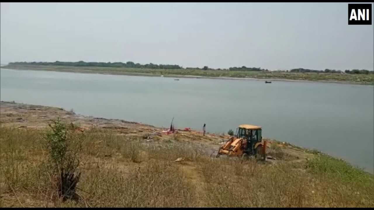 Bihar News: बक्सर में गंगा नदी के किनारे मिला लाशों का ढेर, कोरोना काल में मचा हड़कंप Bihar News: बक्सर में गंगा नदी के किनारे मिला लाशों का ढेर, कोरोना काल में मचा हड़कंप