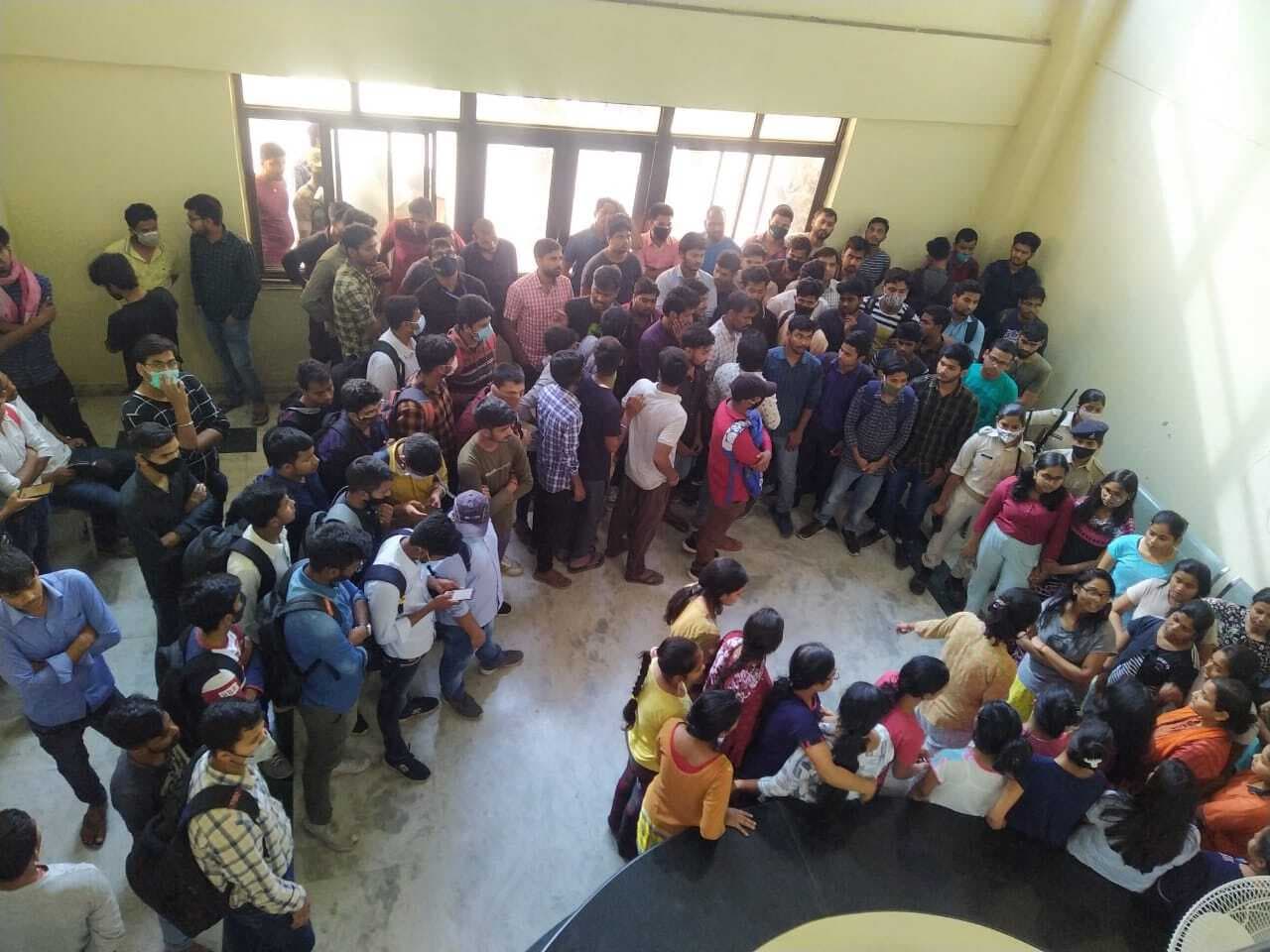 Bihar News: दो नंबर से फेल होने पर बिहार एग्रीकल्चर यूनिवर्सिटी की थर्ड ईयर की छात्रा ने लगायी फांसी, आक्रोशित छात्रों ने काटा बवाल Bihar News: दो नंबर से फेल होने पर बिहार एग्रीकल्चर यूनिवर्सिटी की थर्ड ईयर की छात्रा ने लगायी फांसी, आक्रोशित छात्रों ने काटा बवाल