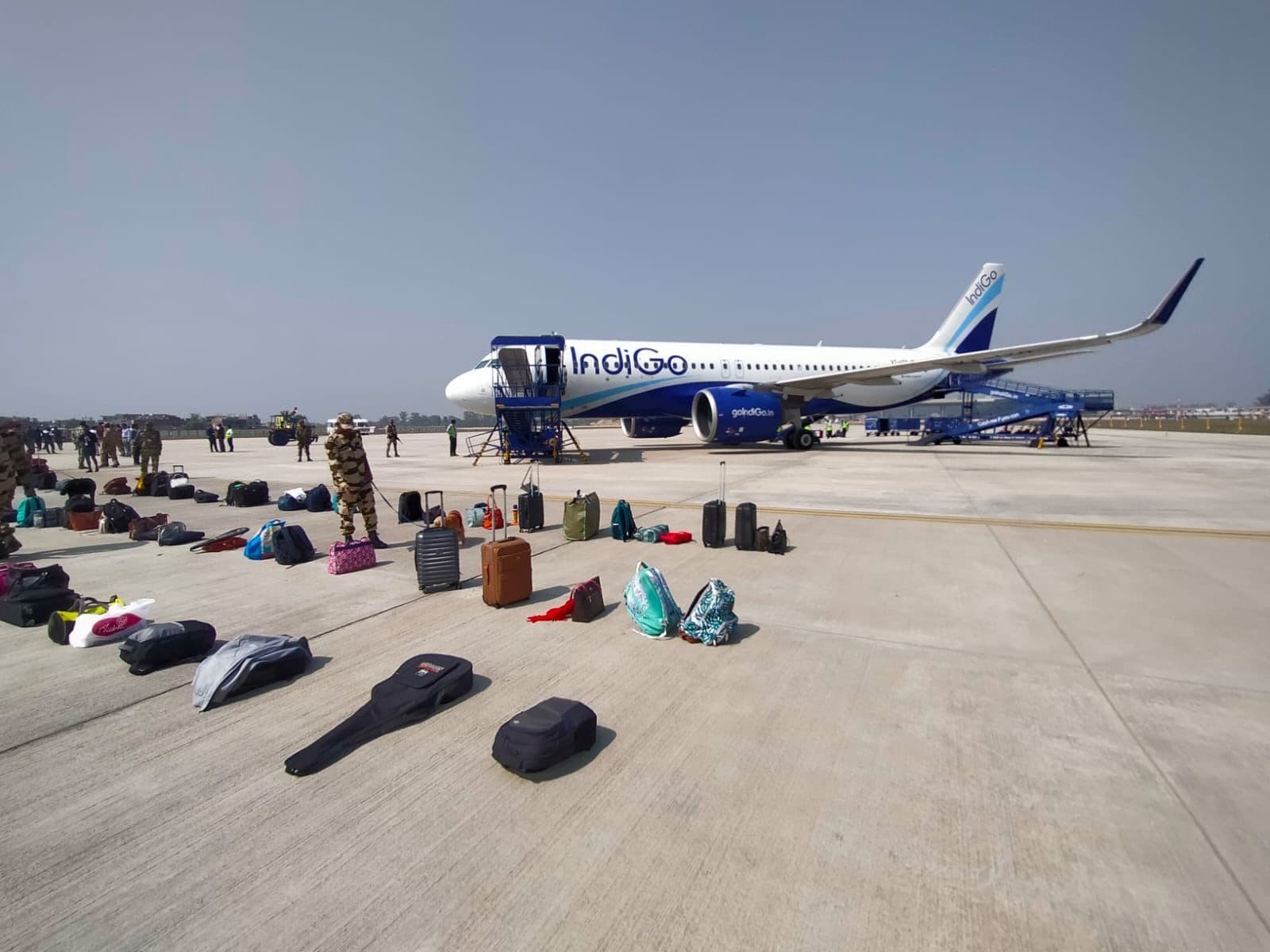 Bomb in Flight: दिल्ली से देवघर जा रहे विमान में बम की सूचना, लखनऊ एयरपोर्ट पर हुई इमरजेंसी लैंडिंग Bomb in Flight: दिल्ली से देवघर जा रहे विमान में बम की सूचना, लखनऊ एयरपोर्ट पर हुई इमरजेंसी लैंडिंग