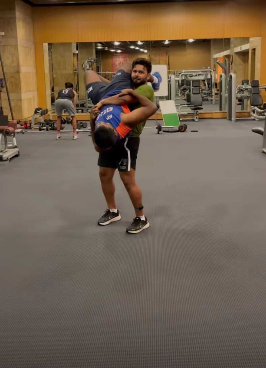 पंत जिम में बने बाहुबली, ट्रेनिंग के दौरान टीम इंडिया के स्टाफ को लिफ्ट कर दिखाया गजब का स्टंट पंत जिम में बने बाहुबली, ट्रेनिंग के दौरान टीम इंडिया के स्टाफ को लिफ्ट कर दिखाया गजब का स्टंट