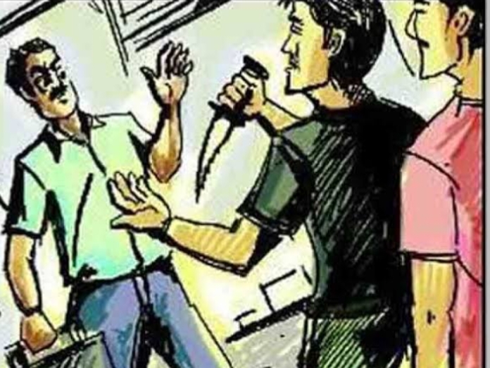गोरखपुर: सर्राफा व्यवसाई के साथ हुई लूट के घटना को 48 घंटे बीते, बदमाशों को पकड़ने में पुलिस नाकाम गोरखपुर: सर्राफा व्यवसाई के साथ हुई लूट के घटना को 48 घंटे बीते, बदमाशों को पकड़ने में पुलिस नाकाम