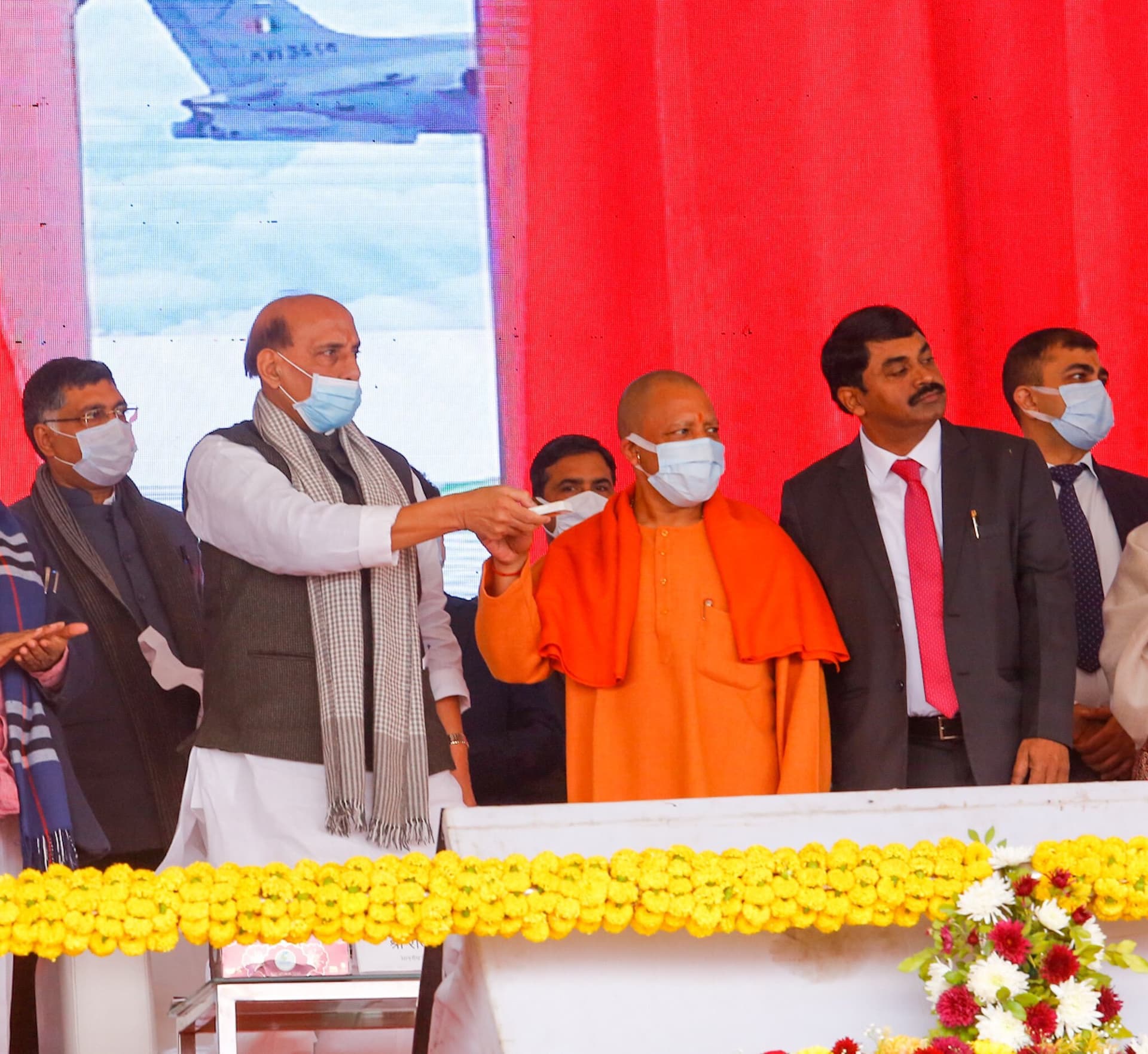 Lucknow News: अदब के शहर में बनेंगे ब्रह्मोस मिसाइल, CM योगी और रक्षामंत्री राजनाथ बोले- सुरक्षा भी, रोजगार भी Lucknow News: अदब के शहर में बनेंगे ब्रह्मोस मिसाइल, CM योगी और रक्षामंत्री राजनाथ बोले- सुरक्षा भी, रोजगार भी