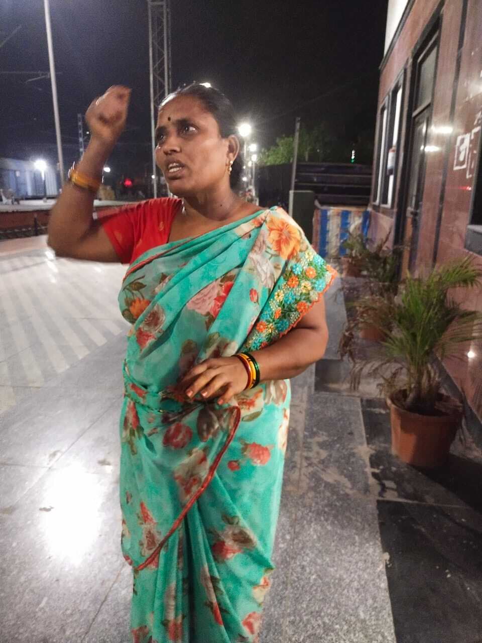 Varanasi News: वाराणसी कैंट स्टेशन पर चोरों ने महिला के गले से उड़ाया सोने का चेन, पुलिस जांच में जुटी Varanasi News: वाराणसी कैंट स्टेशन पर चोरों ने महिला के गले से उड़ाया सोने का चेन, पुलिस जांच में जुटी