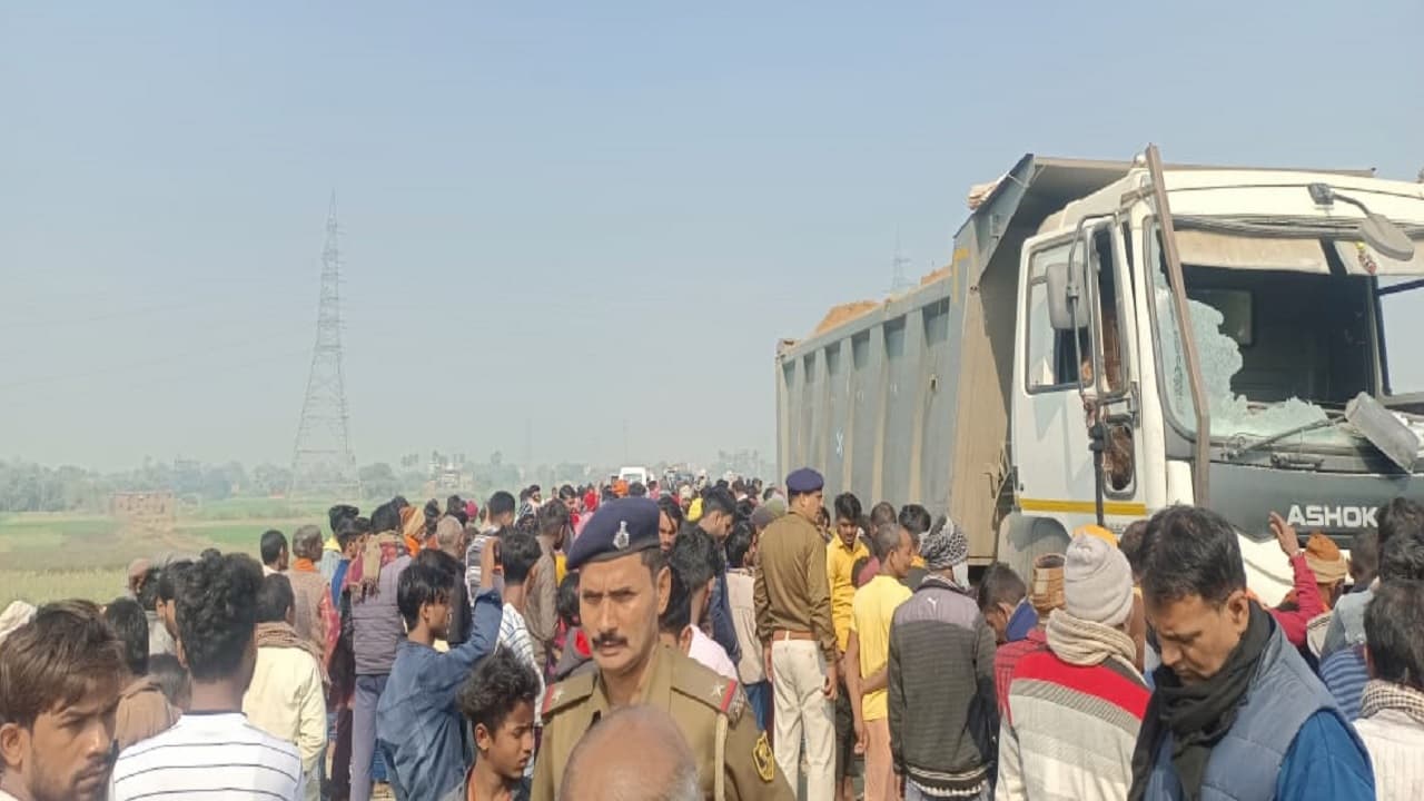पटना के फुलवारी शरीफ में हाइवा से कुचलकर बाइक सवार की मौत, दो युवकों की हालत गंभीर,
परिजनों ने काटा बवाल पटना के फुलवारी शरीफ में हाइवा से कुचलकर बाइक सवार की मौत, दो युवकों की हालत गंभीर,
परिजनों ने काटा बवाल
