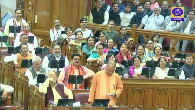 यूपी विधानसभा शीतकालीन सत्र: सीएम योगी ने विपक्ष पर कसा तंज- बस्तियां लूटने वाले नसीब के मारों की करते हैं बात यूपी विधानसभा शीतकालीन सत्र: सीएम योगी ने विपक्ष पर कसा तंज- बस्तियां लूटने वाले नसीब के मारों की करते हैं बात