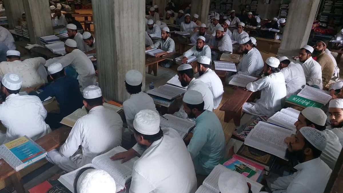 UP Madarsa: यूपी में 108 मदरसों को 150 करोड़ की विदेशी फंडिंग का खुलासा, अब जांच रोकने की मांग, जानें मामला UP Madarsa: यूपी में 108 मदरसों को 150 करोड़ की विदेशी फंडिंग का खुलासा, अब जांच रोकने की मांग, जानें मामला