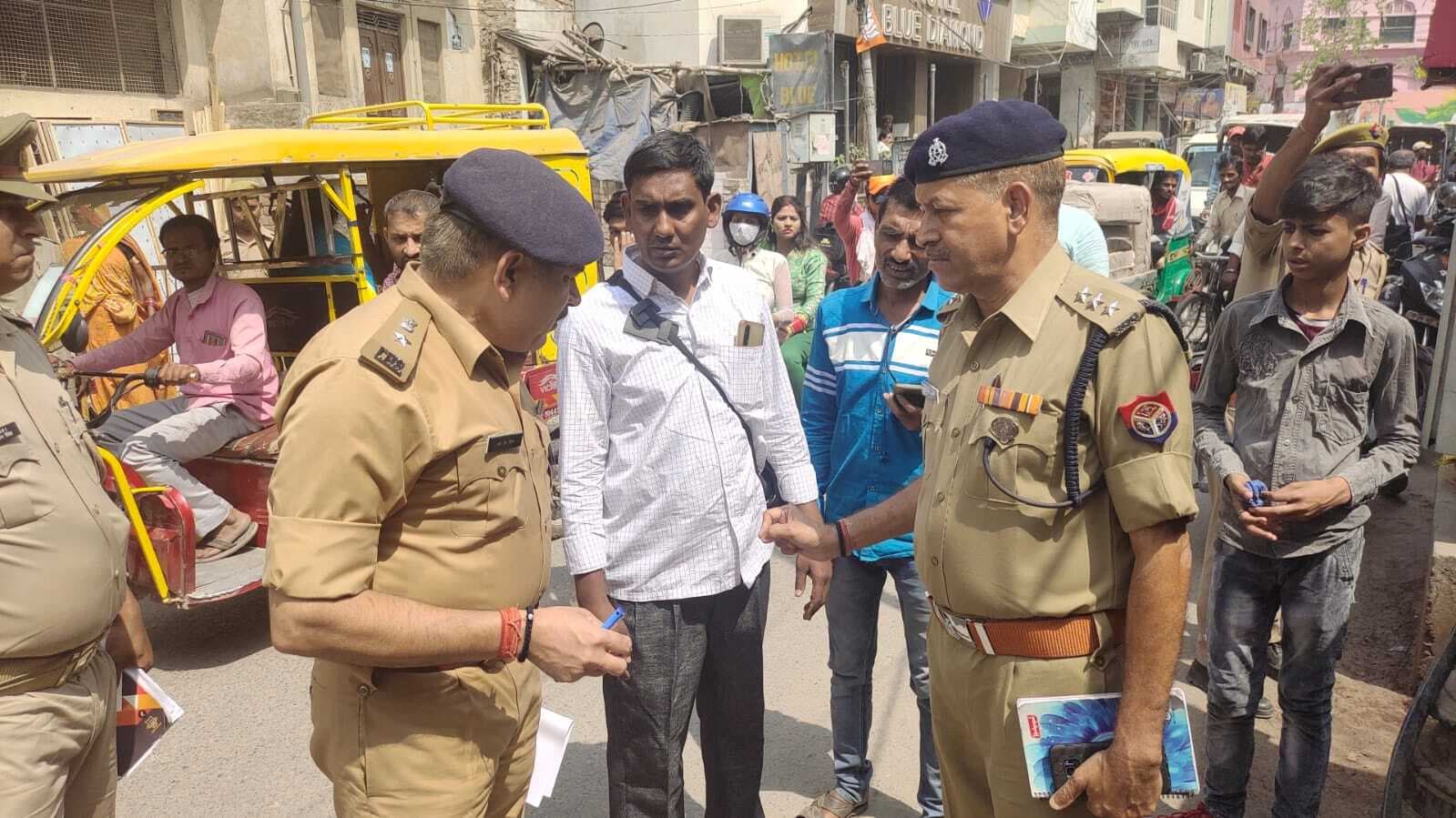 Varanasi News: वाराणसी में व्यापारी को बदमाशों ने चेकिंग के नाम पर रोका, दिनदहाड़े 8 लाख रुपए लूटे Varanasi News: वाराणसी में व्यापारी को बदमाशों ने चेकिंग के नाम पर रोका, दिनदहाड़े 8 लाख रुपए लूटे
