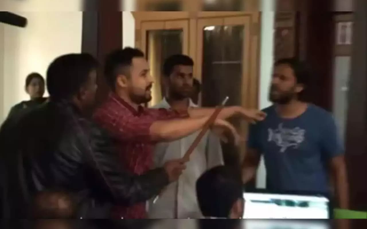 WATCH: जेरोधा के सीईओ नितिन कामथ ने स्टाफ मेंबर्स का लिया अजीब इम्तिहान, 10 साल पुराना प्रैंक वीडियो वायरल WATCH: जेरोधा के सीईओ नितिन कामथ ने स्टाफ मेंबर्स का लिया अजीब इम्तिहान, 10 साल पुराना प्रैंक वीडियो वायरल