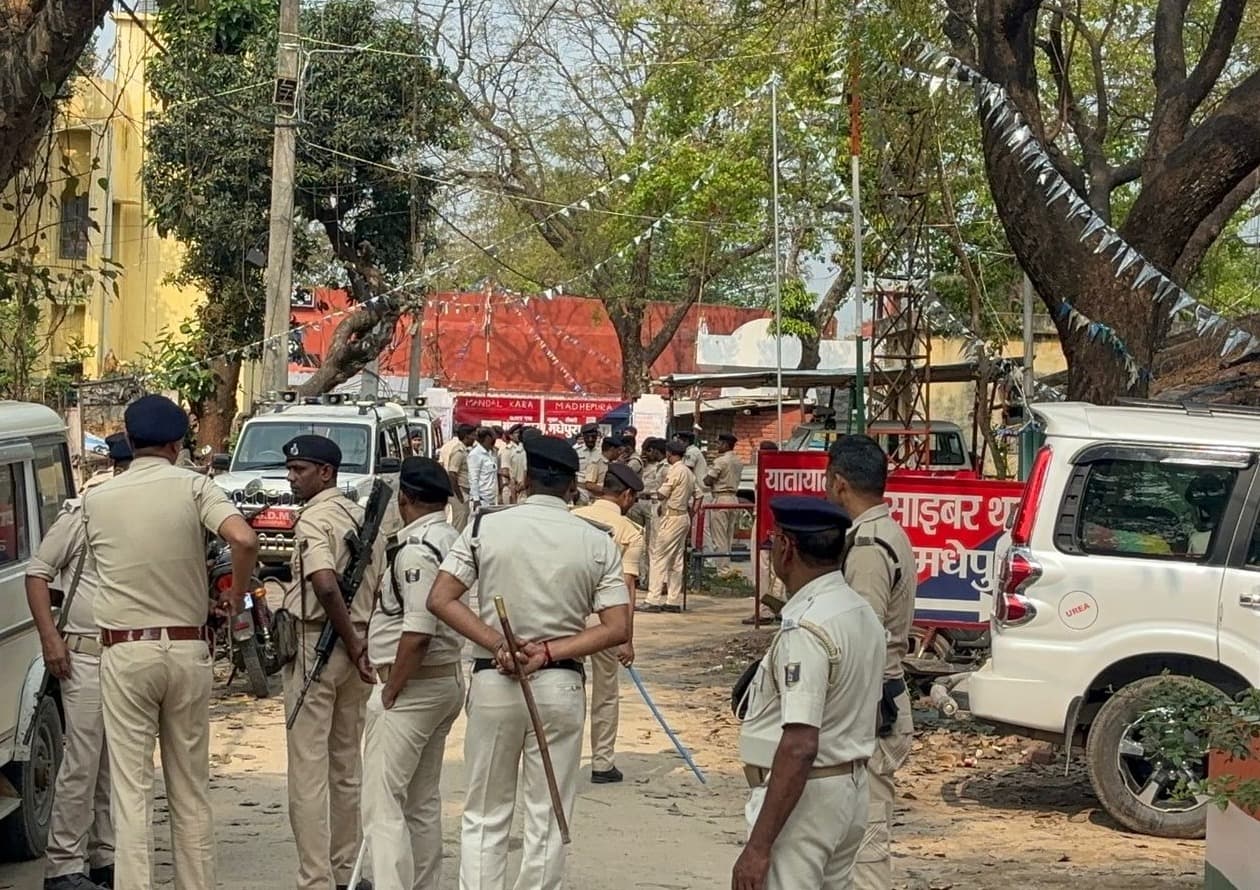 Bihar News: मधेपुरा मंडल कारा में कैदी की मौत के बाद कैदियों का हंगामा, जेल परिसर पुलिस छावनी में तब्दील Bihar News: मधेपुरा मंडल कारा में कैदी की मौत के बाद कैदियों का हंगामा, जेल परिसर पुलिस छावनी में तब्दील