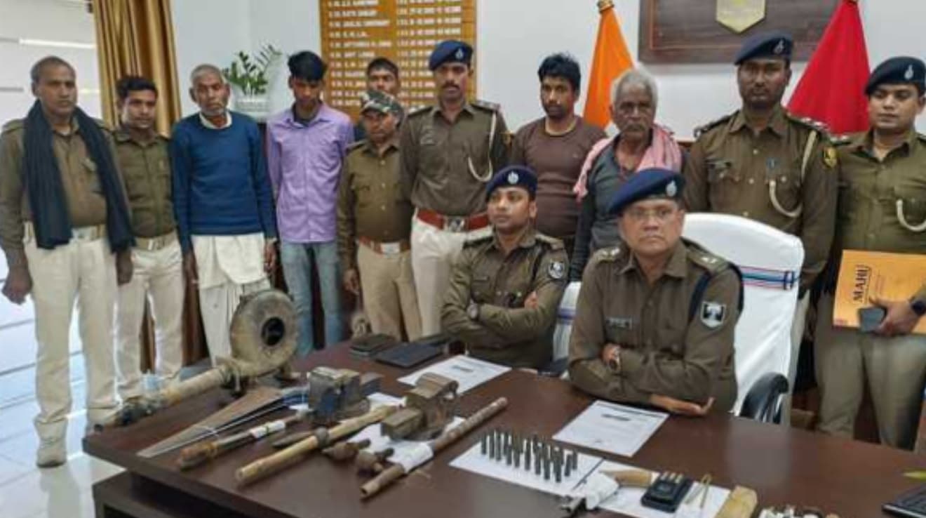 मुजफ्फरपुर: 6 शातिर चोर गिरफ्तार, लाखों के जेवरात बरामद मुजफ्फरपुर: 6 शातिर चोर गिरफ्तार, लाखों के जेवरात बरामद