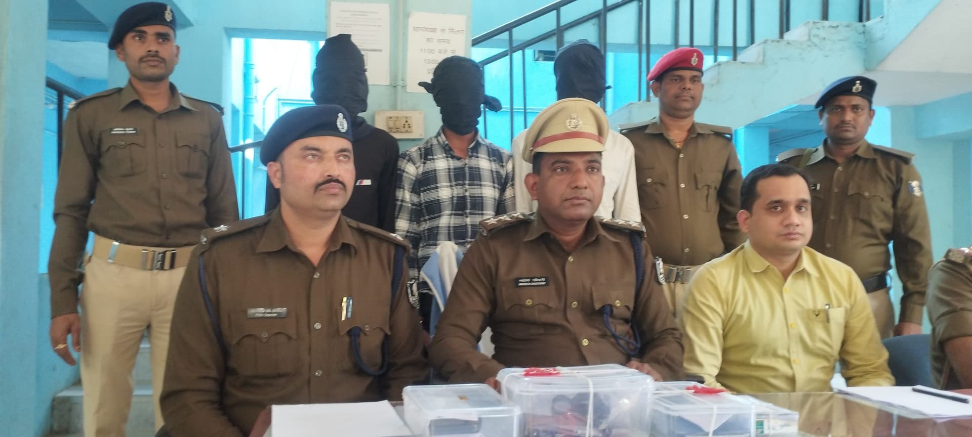 लुटेरा गिरोह को पकड़ने के बाद की प्रेस वार्ता लुटेरा गिरोह को पकड़ने के बाद की प्रेस वार्ता