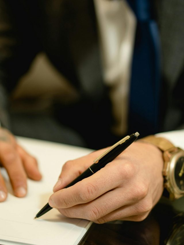 Personality Traits: आपके पर्सनालिटी के बारे में क्या कहता है आपका सिग्नेचर, जानें