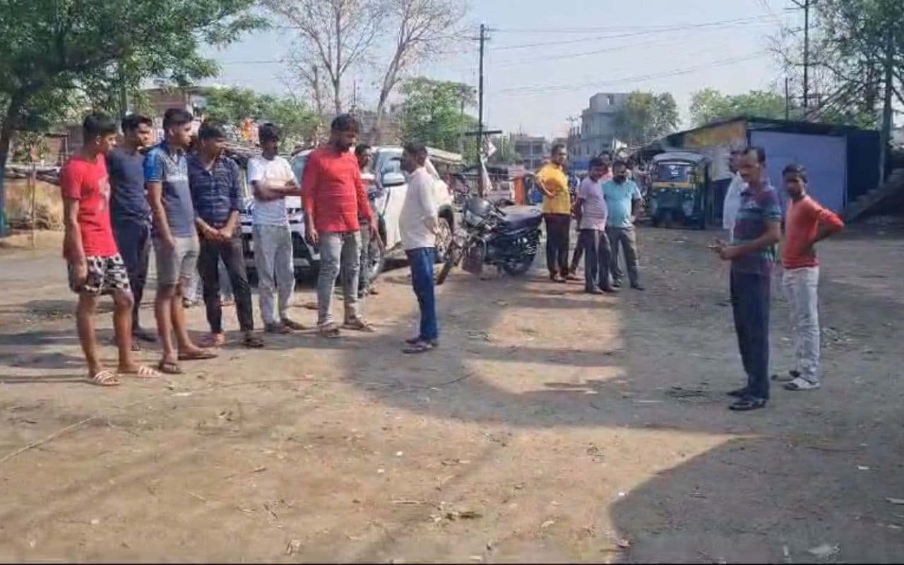 Dhanbad Weather: धनबाद में आंधी-पानी के बाद मंदिर के पास गिरा बिजली का तार, श्रीकांत कुमार की हो गई मौत Dhanbad Weather: धनबाद में आंधी-पानी के बाद मंदिर के पास गिरा बिजली का तार, श्रीकांत कुमार की हो गई मौत