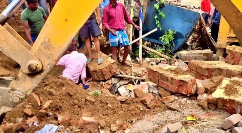 नालंदा में बड़ा हादसा, बारिश के बीच गिरी सरकारी स्कूल की दीवार, कई दबे