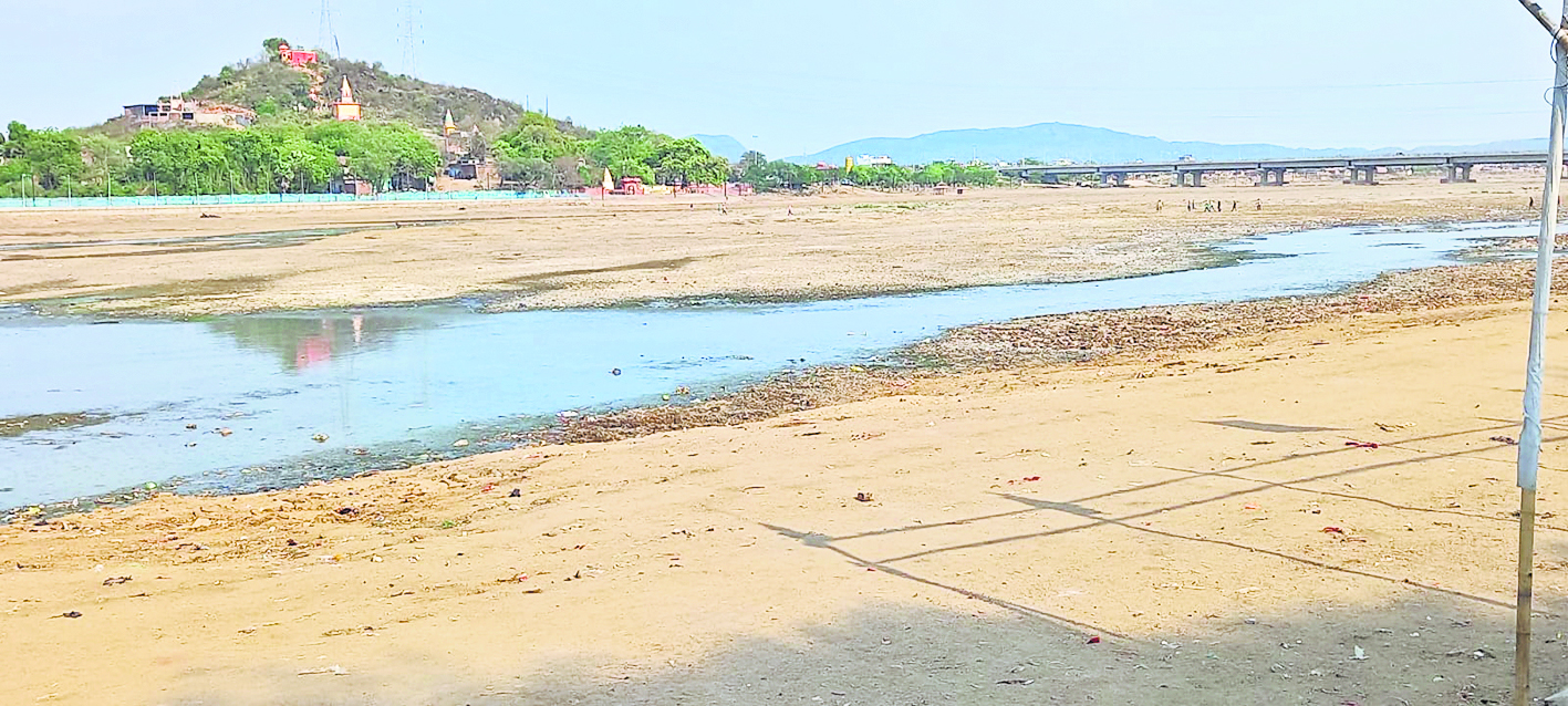 Bihar weather: गया में गर्मी व तपिश का कहर, सूखने लगे ताल-तलैया व नदियां, महिलाएं माथे पर ढो रही पानी Bihar weather: गया में गर्मी व तपिश का कहर, सूखने लगे ताल-तलैया व नदियां, महिलाएं माथे पर ढो रही पानी
