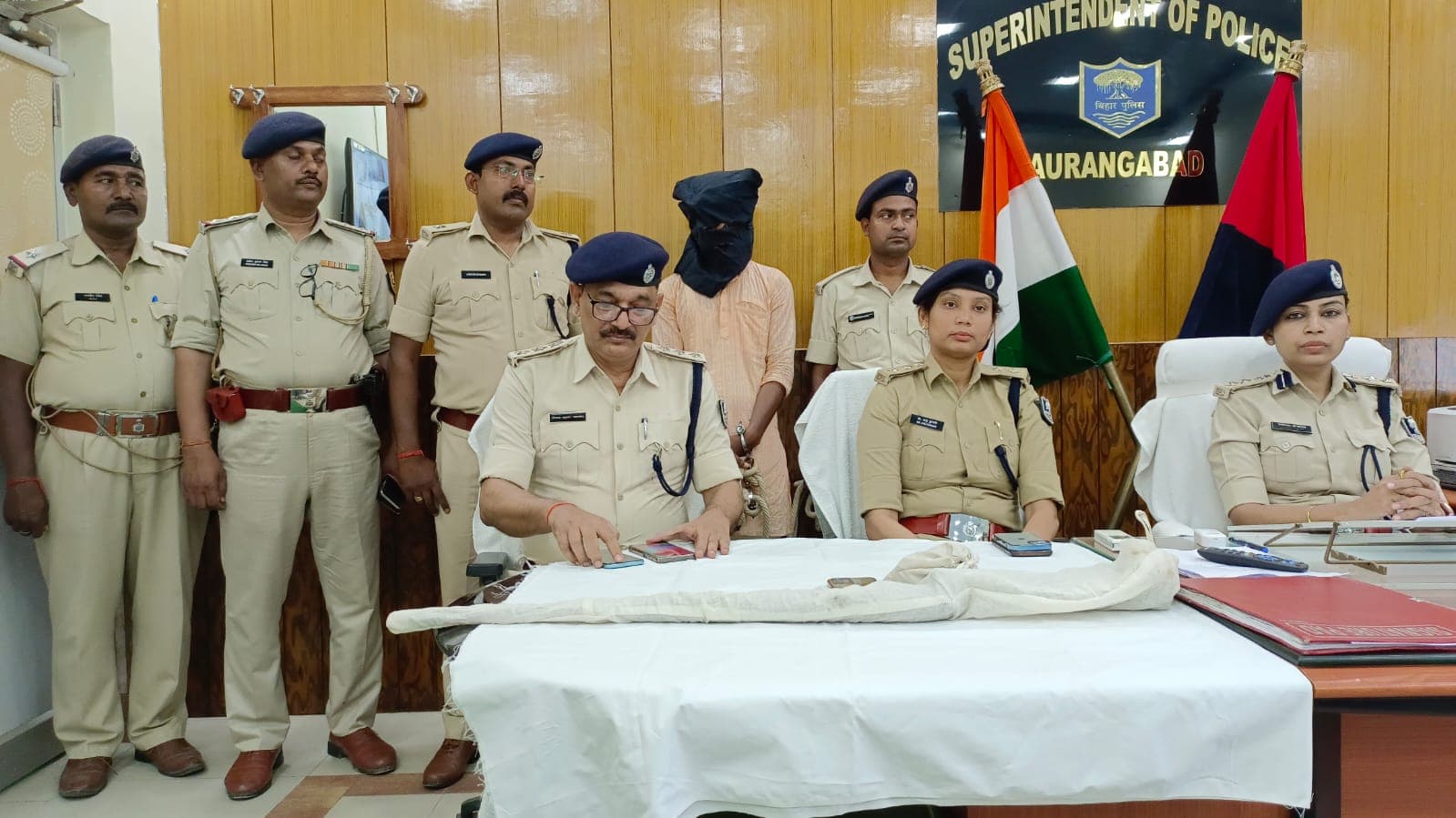 औरंगाबाद: चुनाव में आतंक फैलाने की साजिश नाकाम, राइफल व कारतूस के साथ शातिर गिरफ्तार औरंगाबाद: चुनाव में आतंक फैलाने की साजिश नाकाम, राइफल व कारतूस के साथ शातिर गिरफ्तार