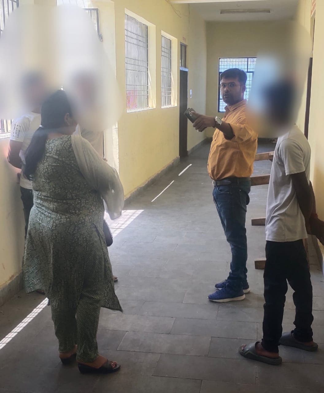 प्लेस ऑफ सेफ्टी: किशोर न्यायालय के प्रधान दंडाधिकारी ने किया औचक निरीक्षण, मिली अनियमितताएं प्लेस ऑफ सेफ्टी: किशोर न्यायालय के प्रधान दंडाधिकारी ने किया औचक निरीक्षण, मिली अनियमितताएं