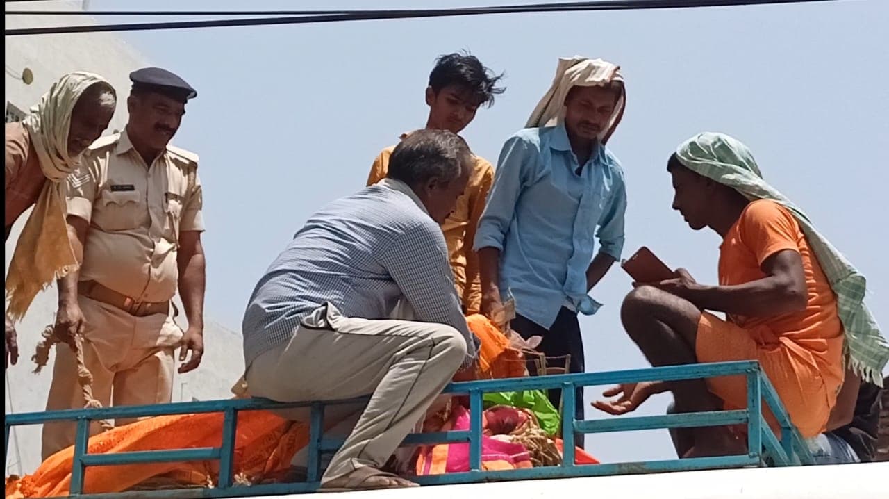Bihar News: हथकड़ी में जेल से बाहर आया कैदी पति, पत्नी को सिंदूर लगाकर दी अंतिम विदाई Bihar News: हथकड़ी में जेल से बाहर आया कैदी पति, पत्नी को सिंदूर लगाकर दी अंतिम विदाई