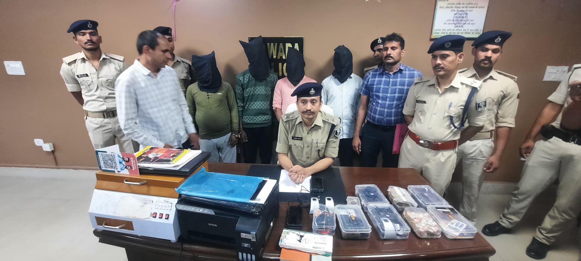 BIhar Cyber Crime News : एसपी व साथ में गिरफ्तार साइबर अपराधी BIhar Cyber Crime News : एसपी व साथ में गिरफ्तार साइबर अपराधी