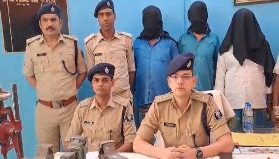 Bihar: मुंगेर में 4 मिनी गन फैक्ट्री का खुलासा, पुलिसकर्मी का भाई निकला हथियार तस्कर Bihar: मुंगेर में 4 मिनी गन फैक्ट्री का खुलासा, पुलिसकर्मी का भाई निकला हथियार तस्कर