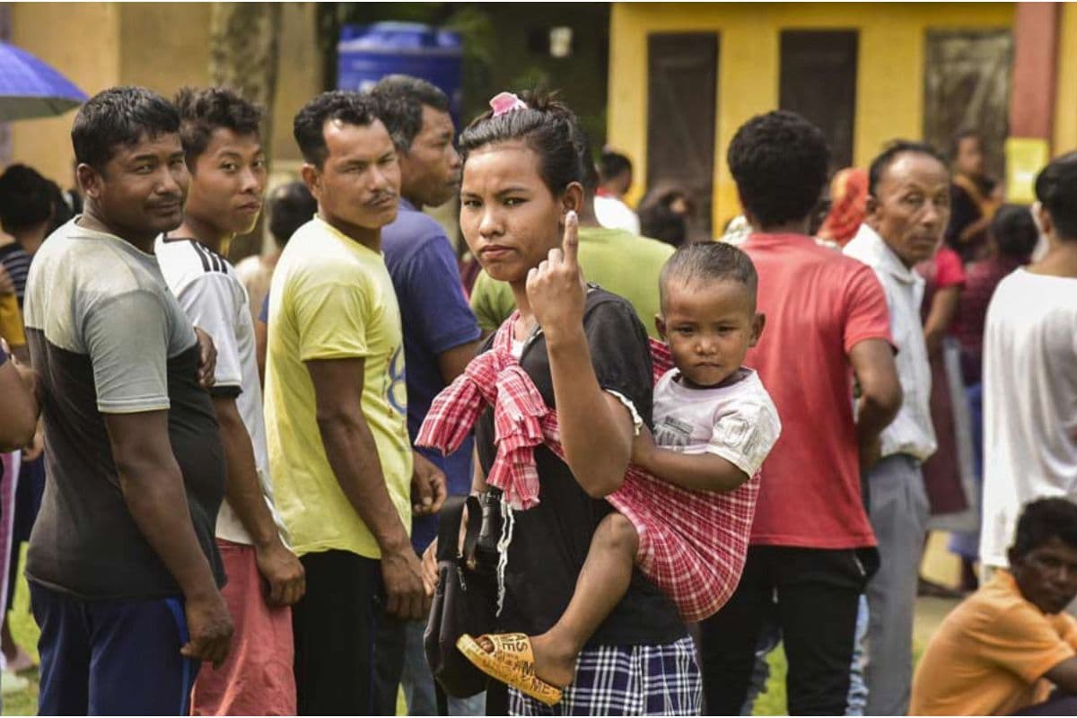 Lok Sabha Election 2024 : पथराव, बमबारी व हंगामे के बीच में बंगाल की 3 लोकसभा सीटों पर अब तक 77 फीसदी हुई वोटिंग