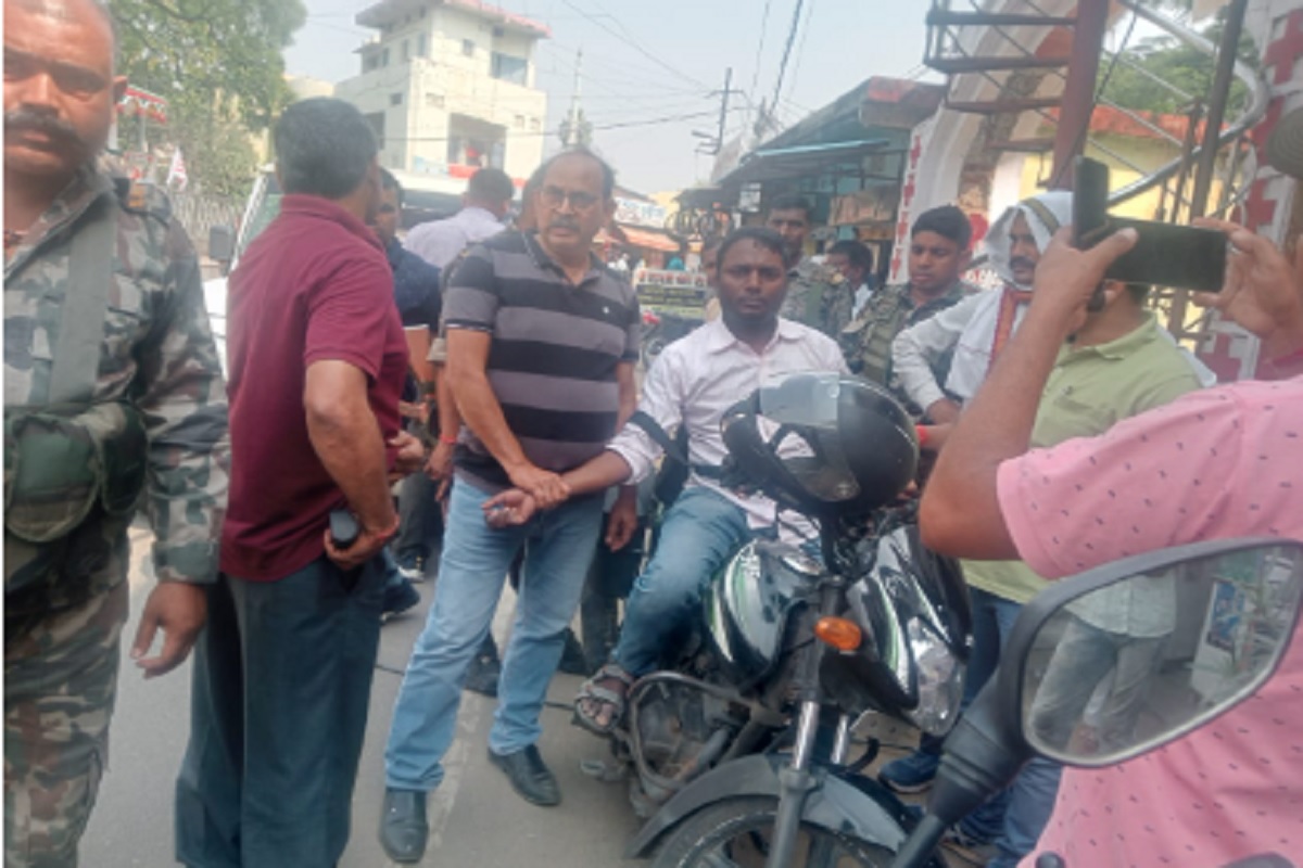 चतरा और पलामू में एसीबी की बड़ी कार्रवाई, 2 सरकारी बाबू रिश्वत लेते रंगेहाथ गिरफ्तार