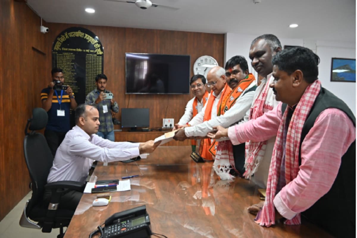 लोहरदगा लोकसभा से BJP प्रत्याशी समीर उरांव व विधायक चमरा लिंडा ने दाखिल किया नामांकन, अब तक 10 लोगों ने भरा पर्चा