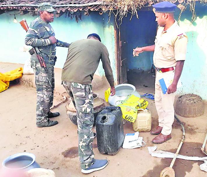 पुलिस ने 80 लीटर महुआ दारू जब्त की