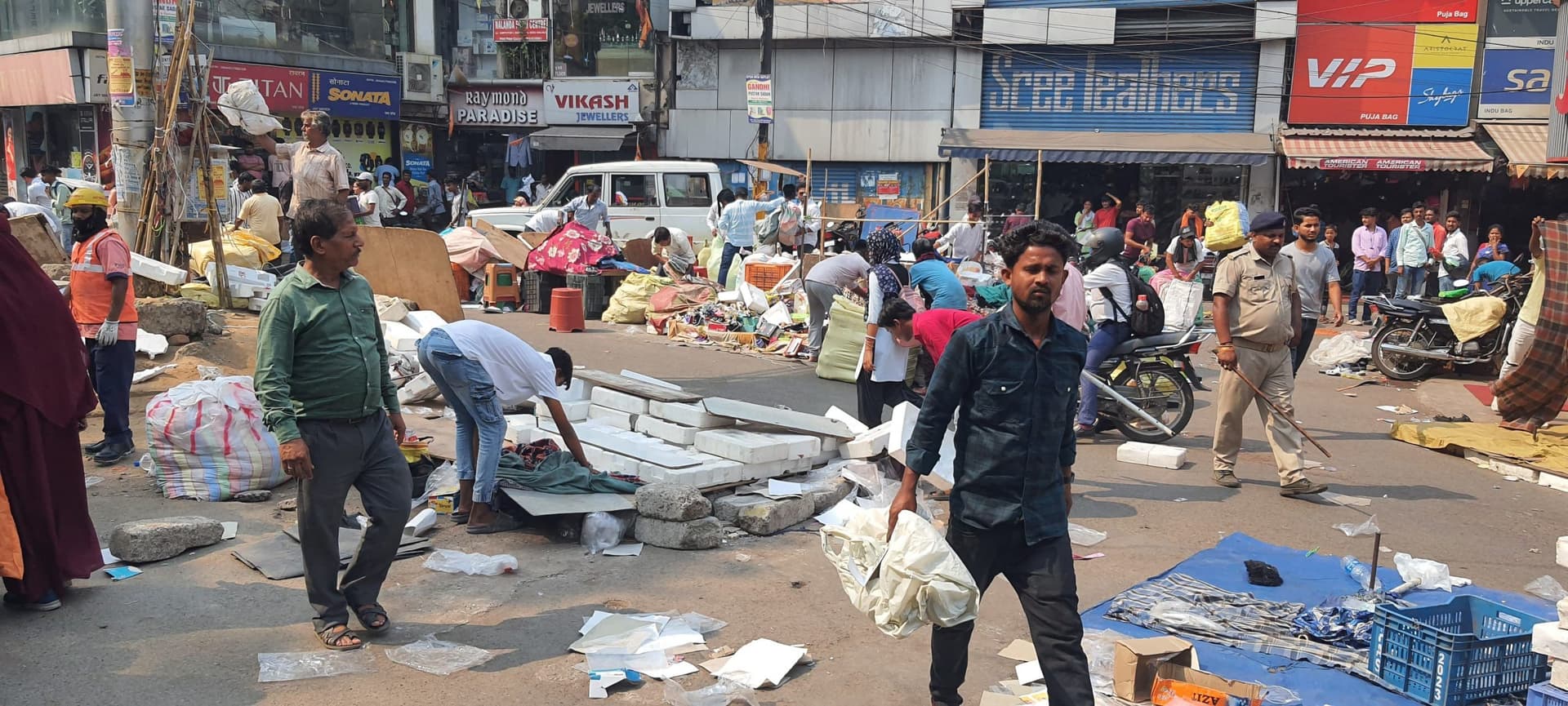साकची बाजार में प्रवेश करने में अधिकारियों को लग गया दो घंटा