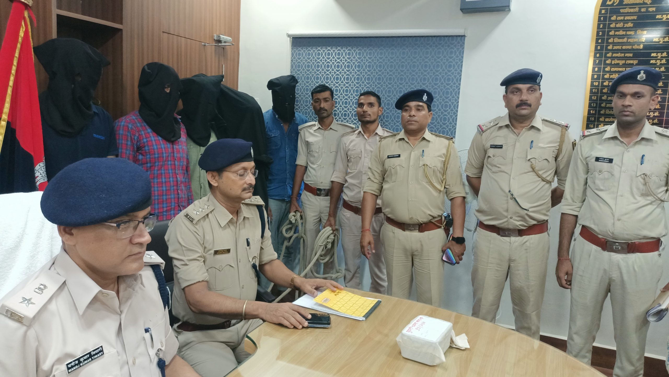 जमीन खोद कर अपह्त युवक का नरकंकाल निकाला