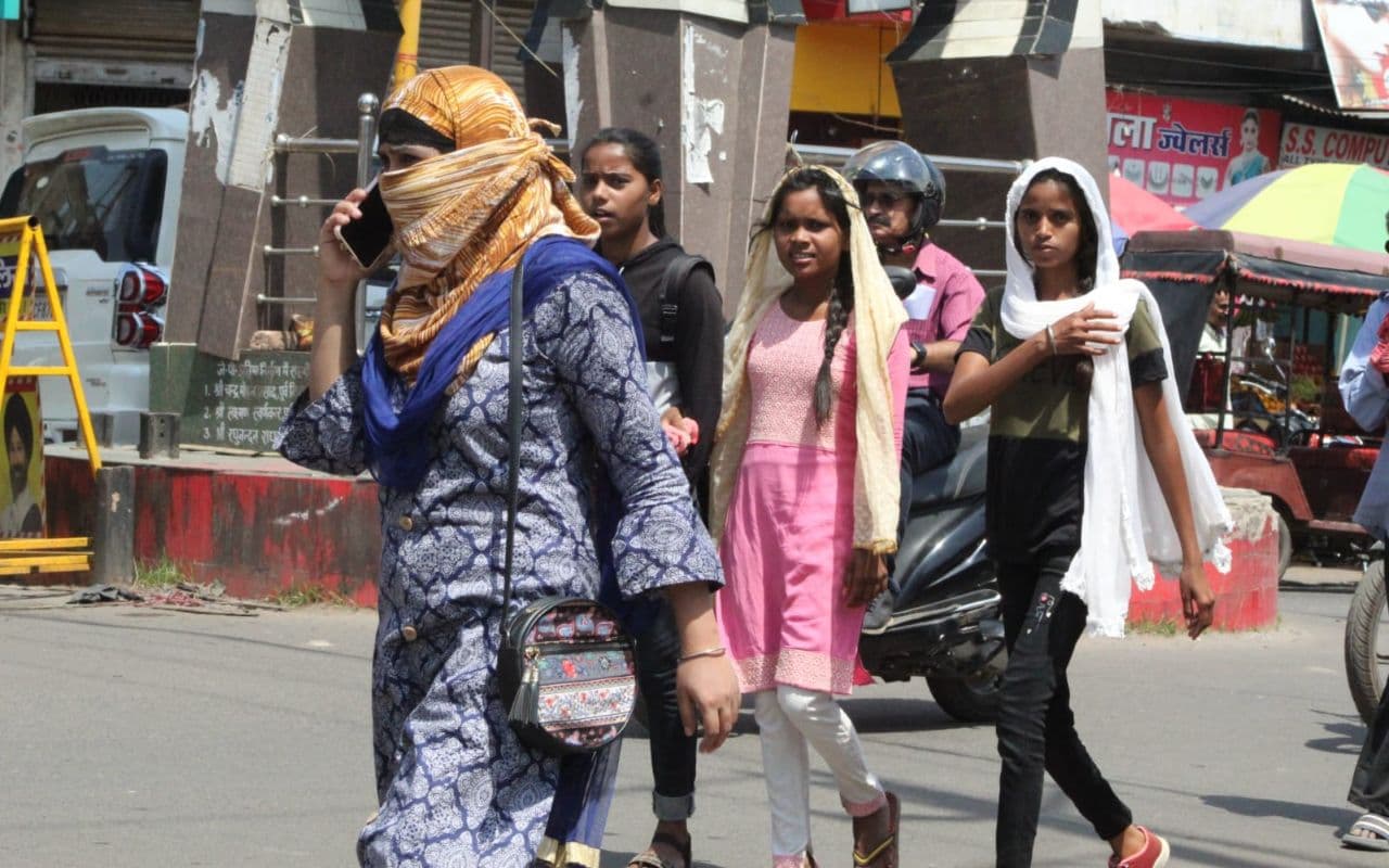 Weather Today: आसमान से बरस रही आग, गिरिडीह में बढ़ती गर्मी से जनजीवन अस्त-व्यस्त Weather Today: आसमान से बरस रही आग, गिरिडीह में बढ़ती गर्मी से जनजीवन अस्त-व्यस्त