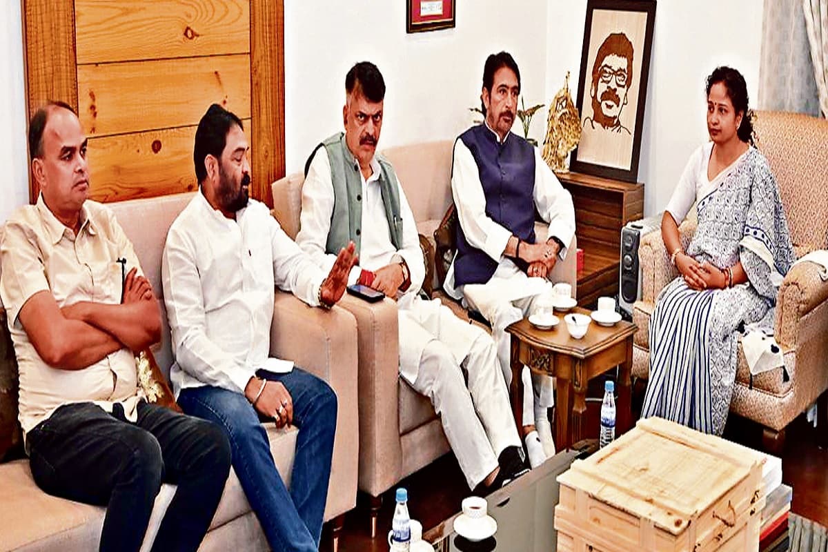 उलगुलान न्याय महारैली को सफल बनाने में जुटा JMM, कल्पना सोरेन ने इंडिया गठबंधन के सहयोगी दलों से मांगा सहयोग उलगुलान न्याय महारैली को सफल बनाने में जुटा JMM, कल्पना सोरेन ने इंडिया गठबंधन के सहयोगी दलों से मांगा सहयोग