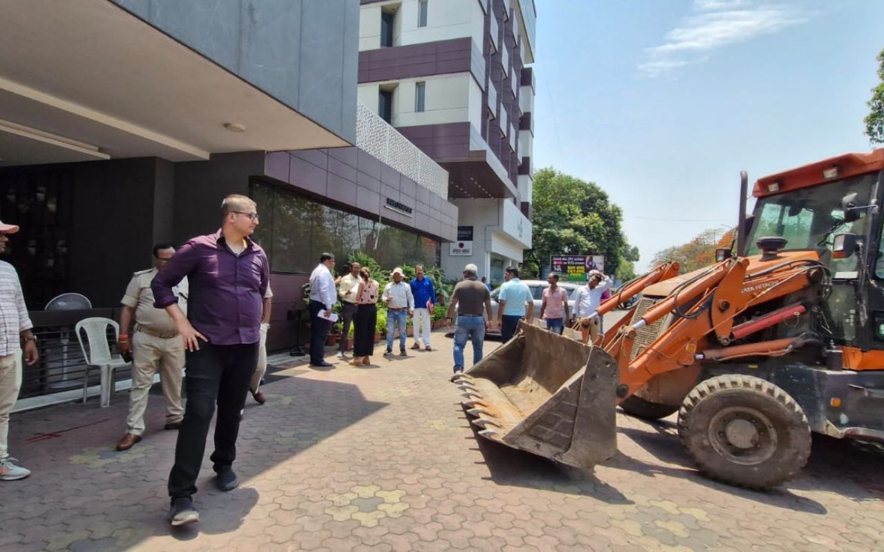 हाईकोर्ट के आदेश पर झारखंड के इस शहर में चला बुलडोजर, नक्शा विचलन मामले में 21 भवनों पर होगी कार्रवाई