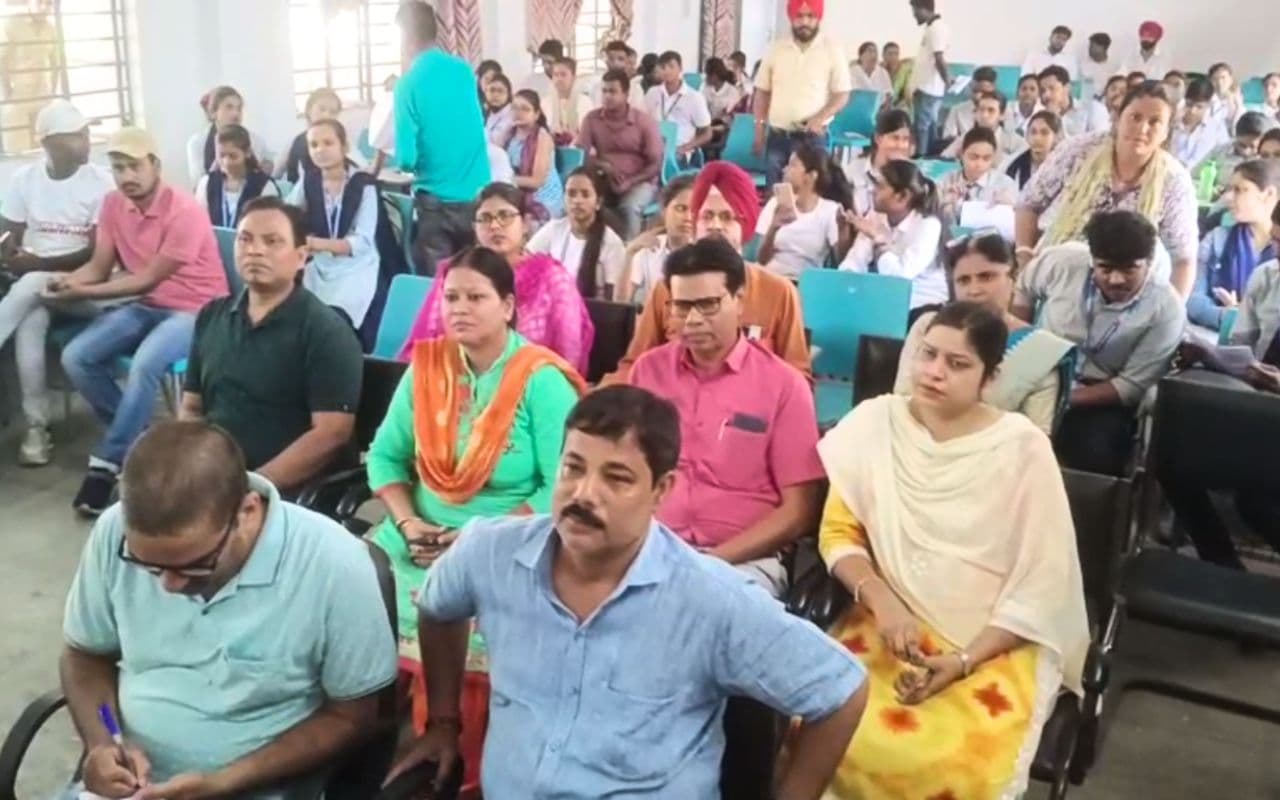 झारखंड के इस लोकसभा क्षेत्र में होता है सबसे कम वोट, प्रभात खबर ने चलाया ‘वोट करें, देश गढ़ें’ अभियान झारखंड के इस लोकसभा क्षेत्र में होता है सबसे कम वोट, प्रभात खबर ने चलाया ‘वोट करें, देश गढ़ें’ अभियान
