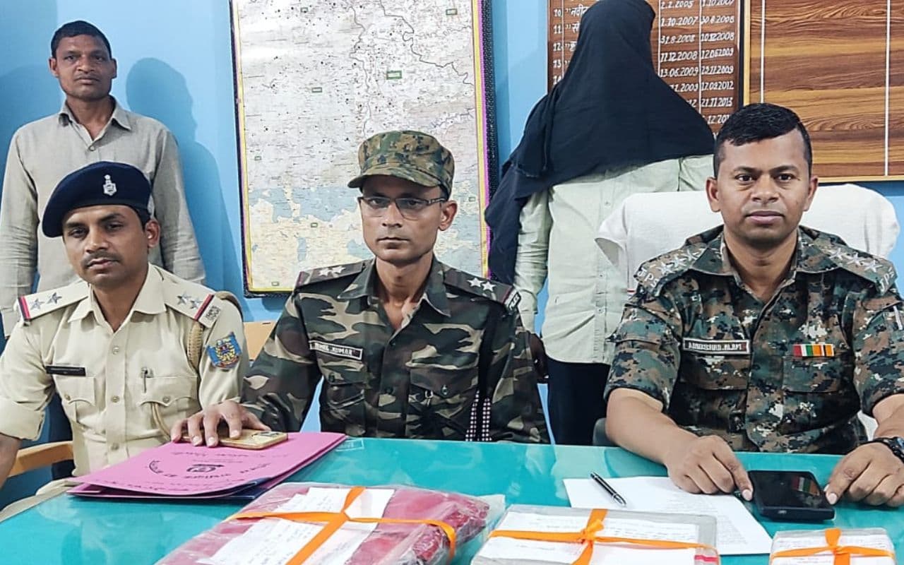 झारखंड : लोकसभा चुनाव बहिष्कार के बैनर के साथ माओवादी समर्थक पलामू से गिरफ्तार झारखंड : लोकसभा चुनाव बहिष्कार के बैनर के साथ माओवादी समर्थक पलामू से गिरफ्तार