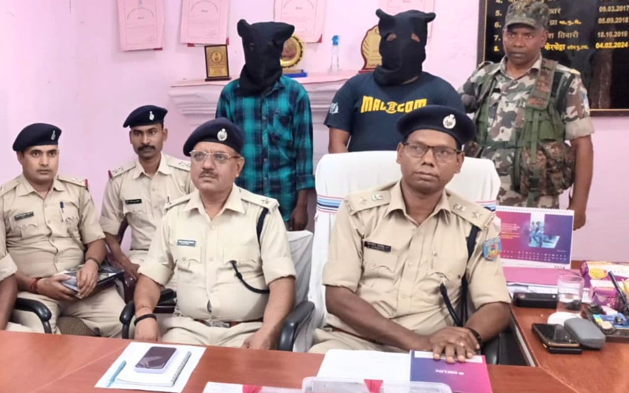 खूंटी से पीएलएफआई के एरिया कमांडर सहित दो उग्रवादी गिरफ्तार, देशी कट्टा, गोली व अन्य सामान बरामद