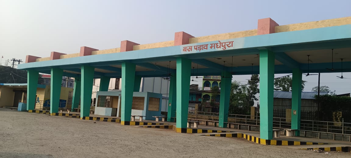 BIHAR NEWS जमींदोज हो रहा चार करोड़ का मॉडल बस स्टैंड, अब नशेड़ी भरते है रफ्तार