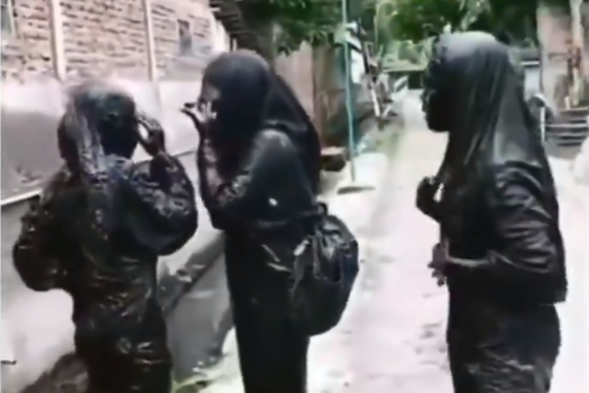 Bizarre News: स्कूटी समेत नाले में गिरी लड़कियां, लोगों ने कहा- कौआ बनी पापा की परियां
