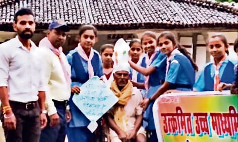 दिव्यांग व बुजुर्ग वोटरों से मिलकर स्काउट-गाइड ने मतदान का किया आग्रह