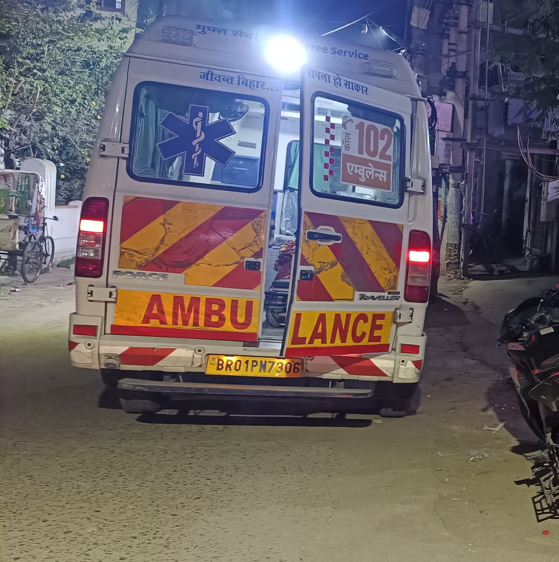 सरकारी एंबुलेंस से रेफर मरीजों पहुंचाया प्राइवेट अस्पताल, ड्राइवर की छुट्टी
