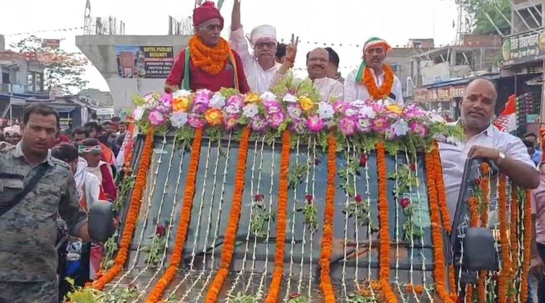 कांग्रेस और भाजपा का रोड शो, दोनों पार्टियों ने दिखाया दम