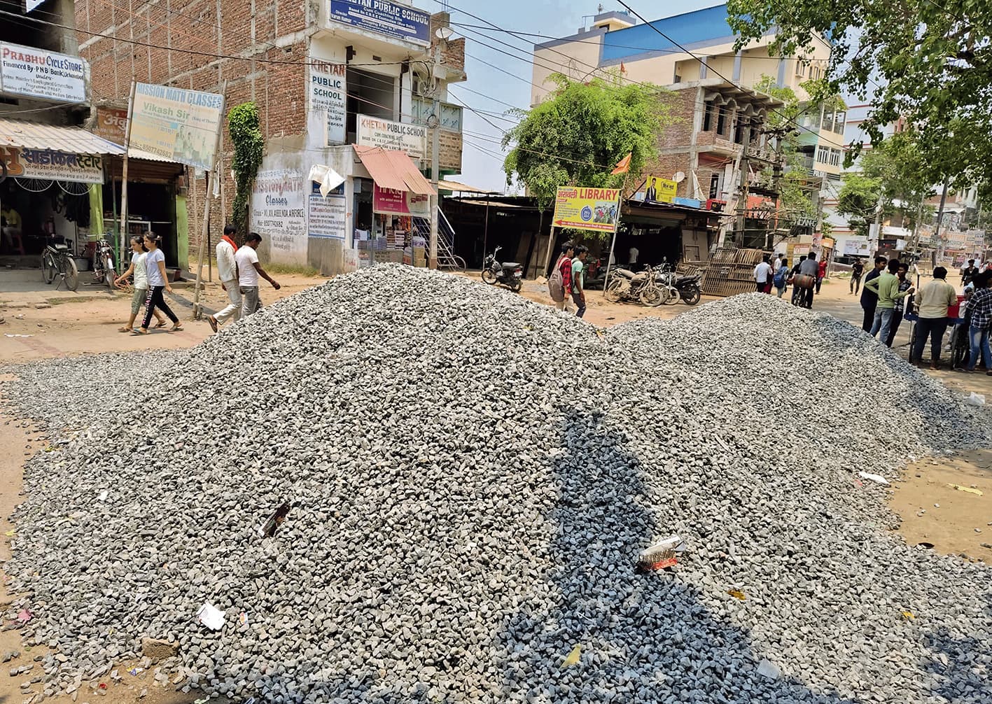 चेकिंग में रोड पर कई जगह गिट्टी गिराकर भाग गये हाइवा चालक